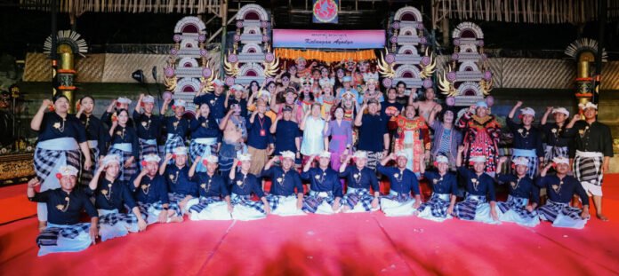 Bupati Wayan Adi Arnawa, bersama Nyonya Rasniathi Adi Arnawa, menghadiri langsung Pementasan Parade Calonarang Duta Kabupaten Badung dalam Pesta Kesenian Bali XLVIII Tahun 2026 di Kalangan Ayodya, Taman Budaya, Denpasar, Selasa (16/6).