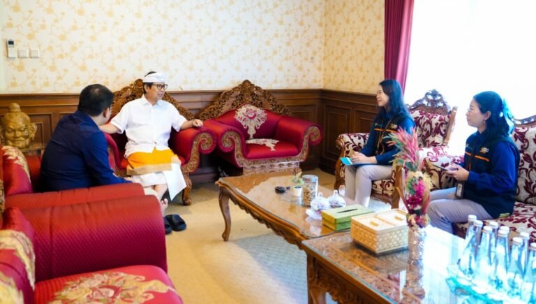 Bupati ayan Adi Arnawa menerima Tim Pendataan Sensus Ekonomi dari Badan Pusat Statistik Kabupaten Badung di Rumah Jabatan Bupati, Senin (22/6).