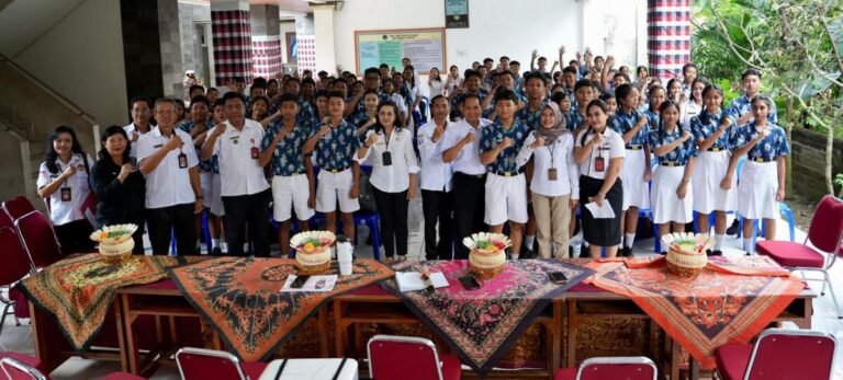 Bunda Anti Narkoba Kabupaten Badung, Nyonya Rasniathi Adi Arnawa membuka Sosialisasi Bahaya Narkoba di SMP Negeri 6 Mengwi, Rabu (3/6).