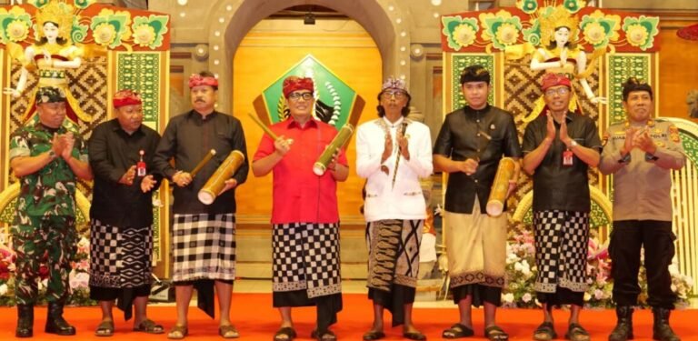 Festival Kecamatan Tabanan (FESTA) II Tahun 2026 yang dirangkaikan dengan Bulan Bung Karno VIII resmi ditutup oleh Bupati Tabanan, I Komang Gede Sanjaya, didampingi Wakil Bupati Tabanan I Made Dirga, di Gedung Kesenian I Ketut Maria, Sabtu 6 Juni 2026.