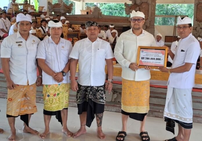 Wabup Bagus Alit Sucipta saat menghadiri Upacara Ngeratep Tapakan di Pura Dalem Bebalang, Desa Adat Carangsari, Kecamatan Petang, Badung, Rabu (10/6).