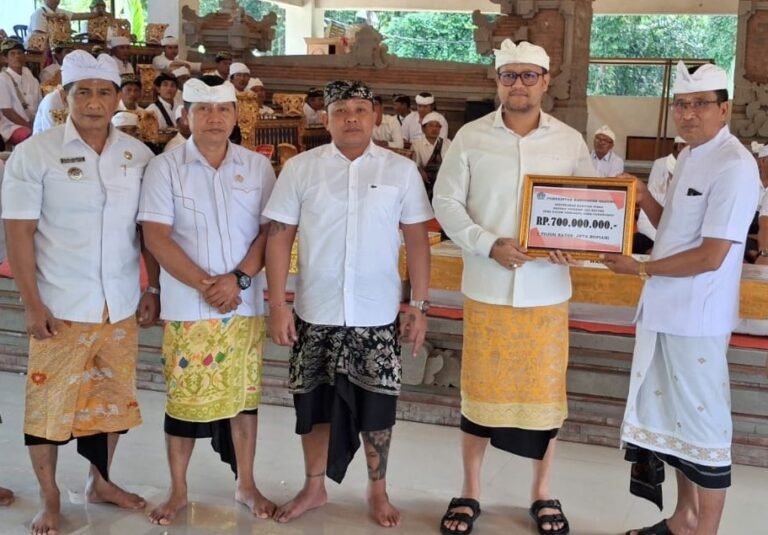 Wabup Bagus Alit Sucipta saat menghadiri Upacara Ngeratep Tapakan di Pura Dalem Bebalang, Desa Adat Carangsari, Kecamatan Petang, Badung, Rabu (10/6).