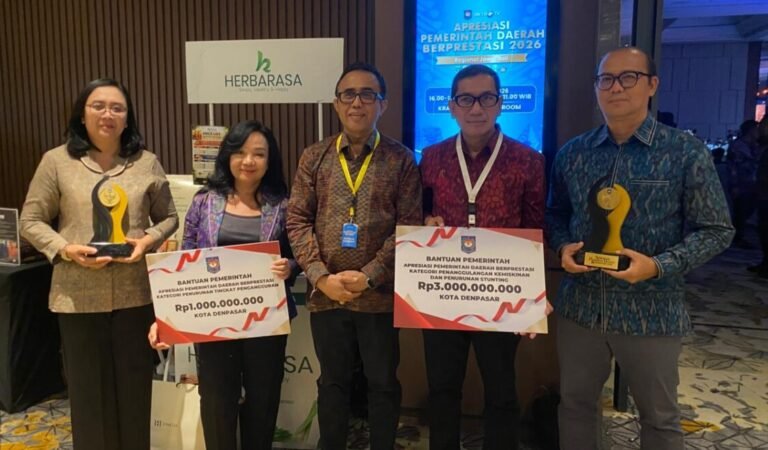 Wali Kota Denpasar I Gusti Ngurah Jaya Negara didampingi Sekretaris Daerah Kota Denpasar, I Gusti Ngurah Eddy Mulya, Kepala BPKAD Kota Denpasar, Ni Putu Kusumawati, Kepala Dinas Tenaga Kerja dan Sertifikasi Kompetensi Kota Denpasar, IGA Ngurah Raini, dan Kepala Bappeda Kota Denpasar ⁠I Wayan Putra Sarjana dalam kesempatan menerima dua penghargaan dalam ajang Apresiasi Pemerintah Daerah (Pemda) Berprestasi 2026 Regional Jawa-Bali yang berlangsung di Hotel JW Marriott Yogyakarta, Kamis (4/6/2026).