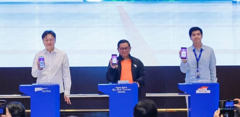 Gubernur DKI Jakarta Pramono Anung (tengah), didampingi Presiden Direktur Astra Rudy (kiri) beserta perwakilan Insan Astra (kanan) saat prosesi Kick-Off peluncuran “Insan Astra Ayo Naik Transum Jakarta” hari ini (5/6/2026) di Menara Astra.
