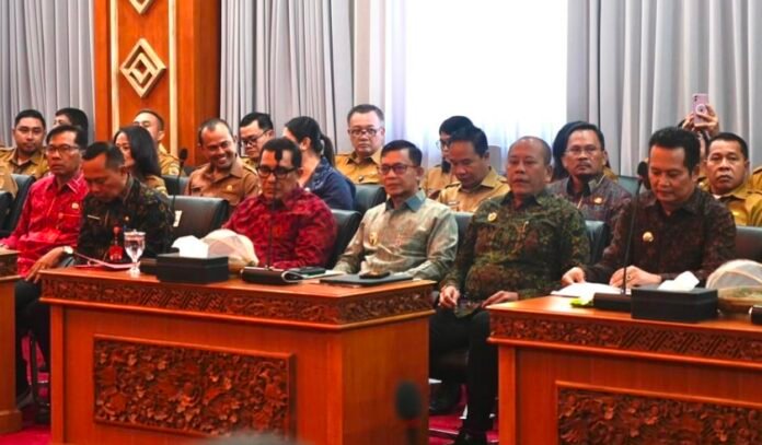 Pemerintah Kabupaten Klungkung terus memperkuat sinergi dengan Pemerintah Provinsi Bali dalam pelaksanaan berbagai program strategis daerah. Komitmen tersebut disampaikan Bupati Klungkung, I Made Satria, saat menghadiri rapat koordinasi yang digelar di Gedung Kertha Sabha, Denpasar, Senin 8 Juni 2025.