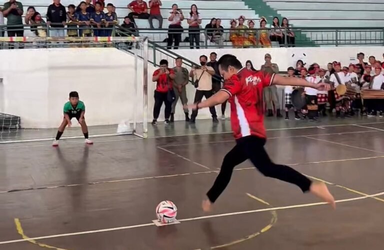 Bupati Jembrana I Made Kembang Hartawan resmi membuka Turnamen Futsal SD se-Jembrana sebagai bentuk dukungan terhadap pembinaan olahraga dan pengembangan bakat siswa sejak dini.