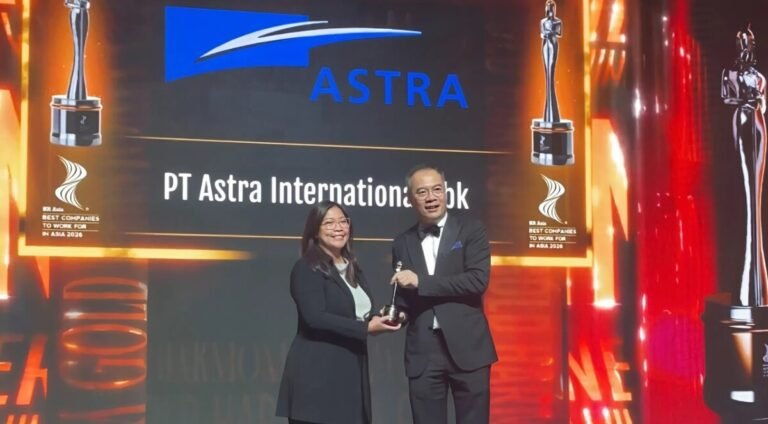 Chief of Corporate Human Capital Development Astra Matilda Esther Rotinsulu (kiri) saat menerima penghargaan utama HR Asia Best Companies To Work For In Asia 2026 yang diberikan oleh Group Publisher and Editor-in-Chief of HR Asia Datuk William Ng (kanan) dalam perhelatan HR Asia Best Companies To Work For In Asia 2026.