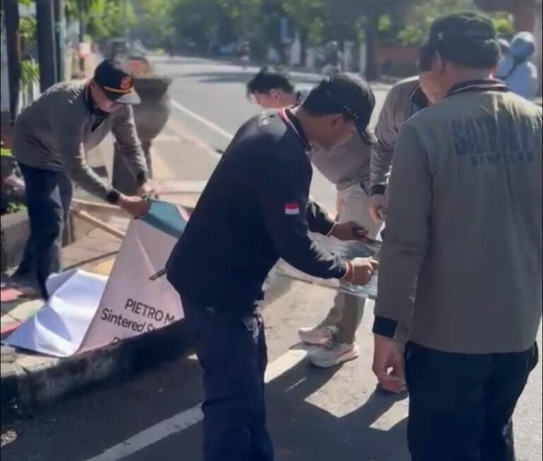Satpol PP Kota Denpasar menertibkan 139 media promosi yang terpasang di fasilitas umum di sejumlah ruas jalan protokol sebagai upaya menjaga ketertiban, kebersihan, dan keindahan wajah kota.