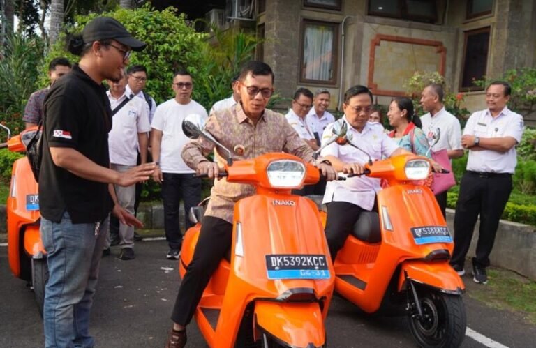 Pemerintah Kabupaten Klungkung terus memperkuat upaya mewujudkan Nusa Penida sebagai kawasan pariwisata berkelanjutan melalui pengembangan transportasi ramah lingkungan.