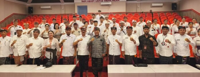 Bupati Bangli Sang Nyoman Sedana Arta melantik 14 pejabat dan menyerahkan SK kepada lima PNS sebagai upaya memperkuat birokrasi serta meningkatkan pelayanan publik di Kabupaten Bangli.