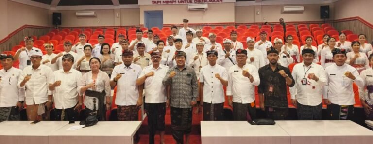 Bupati Bangli Sang Nyoman Sedana Arta melantik 14 pejabat dan menyerahkan SK kepada lima PNS sebagai upaya memperkuat birokrasi serta meningkatkan pelayanan publik di Kabupaten Bangli.