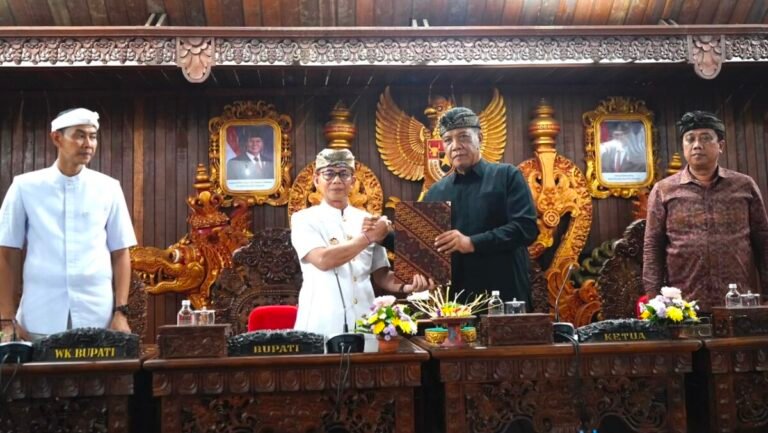 Pemerintah Kabupaten Klungkung bersama DPRD Kabupaten Klungkung terus mematangkan regulasi terkait penamaan jalan dan sarana umum melalui pembahasan Rancangan Peraturan Daerah (Ranperda) tentang Pedoman Pemberian Nama Jalan dan Sarana Umum.