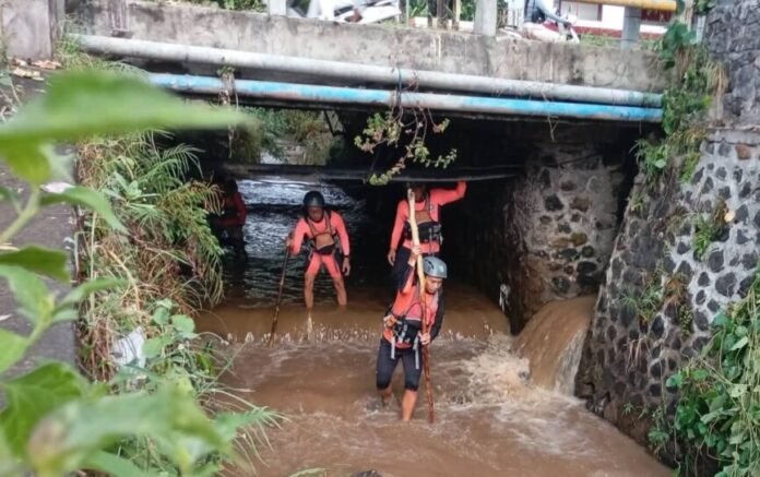Proses pencarian terhadap korban hanyut terseret arus banjir di kawasan Perumahan Griya Mahadewa, Desa Baktiseraga, Kecamatan Buleleng.