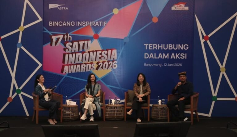 Dewan Juri sekaligus Staf Khusus Menkomdigi RI Raline Shah (kedua kiri), Head of Corporate Communications Astra Windy Riswantyo (kedua kanan) serta Achmad Irfandi (kanan) berbagi cerita dalam acara Bincang Inspiratif 17th SATU Indonesia Awards 2026 “Terhubung Dalam Aksi” di Banyuwangi pada Jumat siang (12/6/2026).