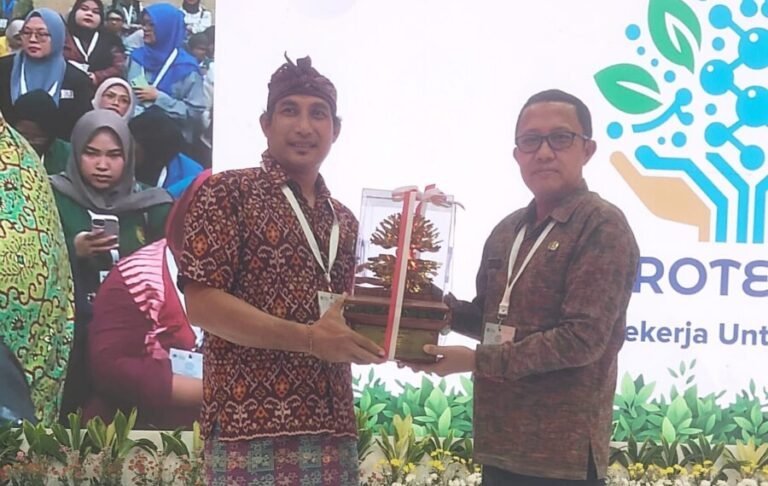 Melalui inovasi restorasi terumbu karang berbasis teknologi Biorock, Kabupaten Buleleng berhasil meraih penghargaan Kalpataru setelah bersaing dengan lebih dari 200 peserta dari berbagai daerah di Indonesia. Penghargaan tersebut diserahkan di Jakarta, Kamis 11 Juni 2026.