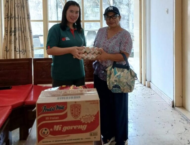 Ibu Era menyerahkan bantuan bahan pokok kepada petugas Rumah Singgah Kabupaten Jembrana, Yunita, untuk keluarga penunggu pasien.