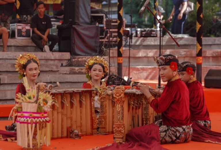 Penampilan Duta Kabupaten Badung dalam Wimbakara Gender Wayang pada ajang Pesta Kesenian Bali (PKB) XLVIII Tahun 2026 berhasil menarik perhatian penonton yang memadati Kalangan Ayodya, Taman Budaya Art Center Denpasar, Senin 15 Juni 2026.