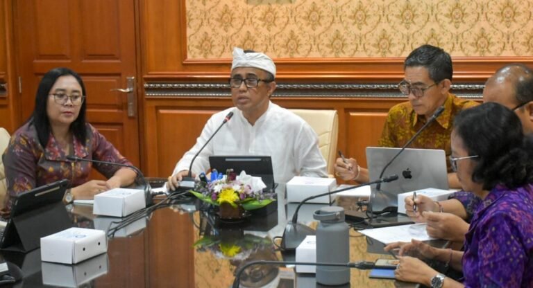 Wali Kota Denpasar, I Gusti Ngurah Jaya Negara saat mengikuti kegiatan Presentasi Validasi Data Indeks Pengelolaan Keuangan Daerah (IPKD) Tahun Anggaran 2024 Tahun Ukur 2025 yang dilaksanakan secara daring dari Kantor Walikota Denpasar pada Kamis (18/6/2026).