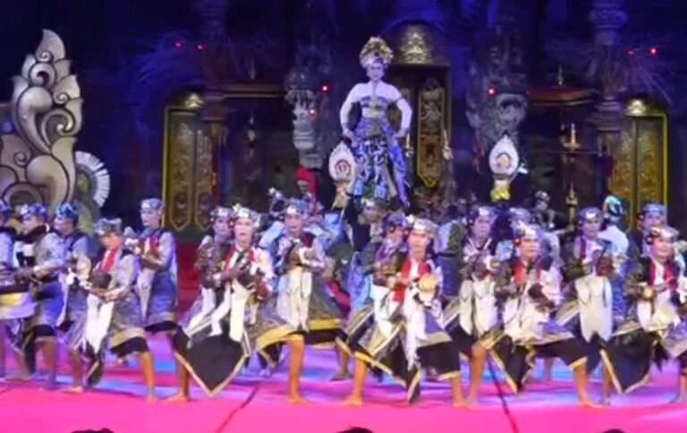 Sekaa Baleganjur Krishna Candaka Abinawa memukau penonton PKB XLVIII melalui garapan “Atma Kerti” yang mengangkat filosofi Ngajum Sekah serta refleksi tentang penghormatan, ego, dan kepedulian terhadap lingkungan.