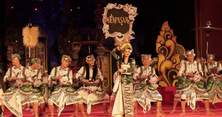 Penampilan penuh energi dan kreativitas ditunjukkan Sekaa Gong Kencana Wiguna Banjar Kehen Kesiman, Desa Kesiman Petilan, Denpasar Timur, saat mewakili Kota Denpasar dalam Wimbakara Baleganjur Remaja pada Pesta Kesenian Bali (PKB) XLVIII Tahun 2026.