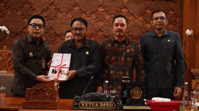 Wakil Wali Kota Denpasar, Kadek Agus Arya Wibawa saat mengikuti Sidang Paripurna DPRD Kota Denpasar ke-5 Masa Persidangan II Tahun 2025 dengan agenda penyampaian Pidato Pengantar Walikota Denpasar tentang usulan tiga Ranperda digelar di Gedung DPRD Kota Denpasar, Senin (22/6/2026).