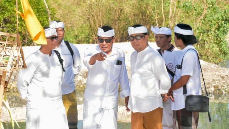 Wakil Wali Kota Denpasar, I Kadek Agus Arya Wibawa saat menghadiri Upacara Pecaruan Panca Sanak Madurga dan Panca Sata di Genah Suci Penganyutan, Banjar Suwung Batan Kendal, Desa Adat Sesetan bertepatan dengan rahina Soma Kliwon Wuku Kuningan, Senin (22/6/2026).