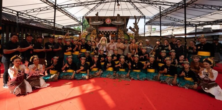 Penampilan Sanggar Seni Gargita Santhi sebagai Duta Badung di PKB 2026 sukses memukau penonton melalui garapan gamelan inovatif yang mengangkat kearifan lokal Alas Sangeh dan pesan pelestarian lingkungan.