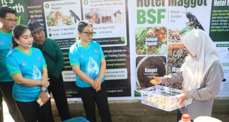 Bantuan rehabilitasi Rumah Maggot diserahkan langsung oleh Direktur Utama Perumda Air Minum Tirta Sewakadarma, I Putu Yasa bersama Ketua TP PKK Kota Denpasar, Ny. Sagung Antari Jaya Negara, Ketua GOW Kota Denpasar Ny. Ayu Kristi Arya Wibawa, Ketua TP PKK Kecamatan Denpasar Selatan Ny. Ida Ayu Alit Maharatni Purwanasara, kepada Ketua Komunitas Aksi Masyarakat Peduli Lingkungan Desa Pemogan, Ana Rohanah Salamah, Selasa (23/6) di Rumah Maggot Komunitas Aksi Masyarakat Peduli Lingkungan Desa Pemogan, Kecamatan Denpasar Selatan.