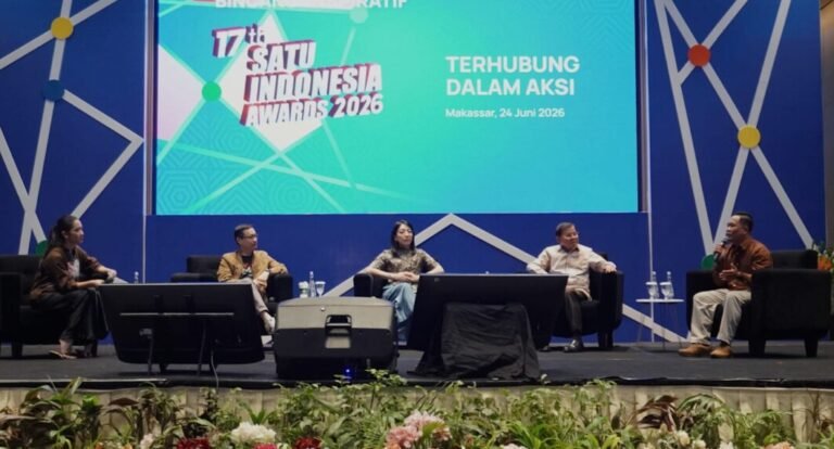 Juri 17th SATU Indonesia Awards 2026 sekaligus Rektor Universitas YARSI dan Guru Besar Pascasarjana Universitas Negeri Jakarta Prof. Fasli Jalal (kedua kanan), Juri 17th SATU Indonesia Awards 2026 sekaligus Founder Young On Top Billy Boen (kedua kiri), Head of Corporate Communications Astra Windy Riswantyo (tengah), serta Penerima Apresiasi SATU Indonesia Awards 2017 sekaligus Penggerak Desa Sejahtera Astra Kanreapia, Kabupaten Gowa, Sulawesi Selatan, Jamaluddin (kanan) pada Roadshow 17th SATU Indonesia Awards 2026 di Makassar, Sulawesi Selatan pada Rabu siang (24/6/2026).