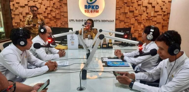 Suasana pelaksanaan edukasi yang dilakukan oleh tim PLN saat on air di radio RPKD
