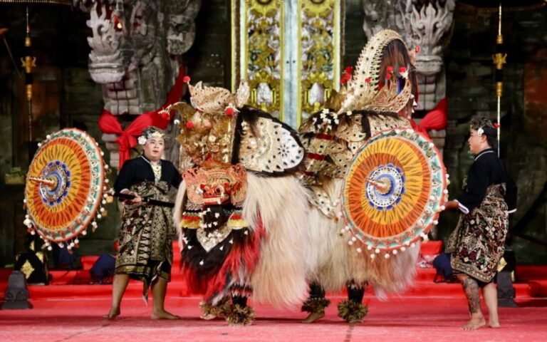 Penampilan Duta Kota Denpasar pada ajang Wimbakara (Lomba) Tari Barong Ket dalam rangkaian Pesta Kesenian Bali (PKB) XLVIII Tahun 2026 berhasil menyita perhatian penonton yang memadati Panggung Terbuka Ardha Candra, Taman Budaya Art Center Bali, Rabu 24 Juni 2026 malam.