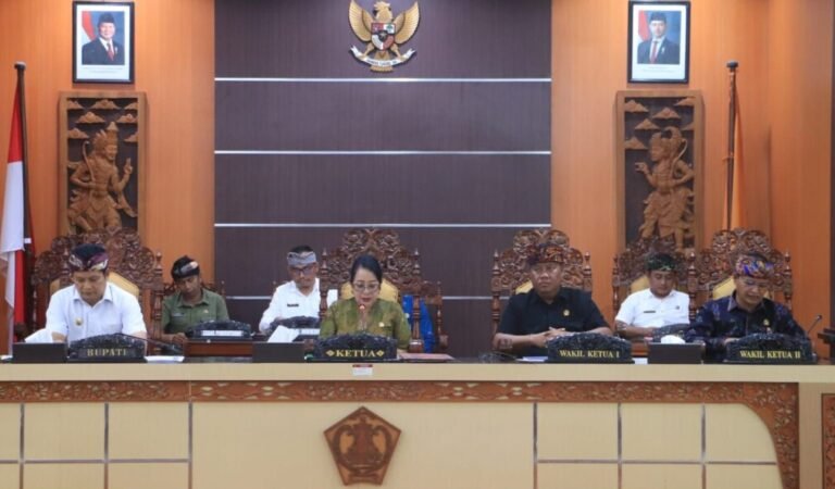 Pemerintah Kabupaten Jembrana menyerahkan Rancangan Peraturan Daerah (Ranperda) tentang Pertanggungjawaban Pelaksanaan APBD Tahun Anggaran 2025 dalam Rapat Paripurna I DPRD Jembrana Masa Persidangan III Tahun 2025/2026 yang berlangsung di Ruang Sidang Utama DPRD Kabupaten Jembrana, Kamis 25 Juni 2026.