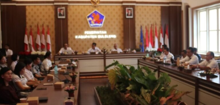 Wakil Bupati Buleleng Gede Supriatna saat memimpin Rapat Koordinasi Tim Percepatan Penurunan Stunting (TPPS) Kabupaten Buleleng di Ruang Rapat Lobby Kantor Bupati Buleleng, Rabu 24 Juni 2026.