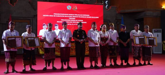 enandatanganan Naskah Perjanjian Bersama antara pemerintah desa se-Kabupaten Buleleng dengan Kejaksaan Negeri (Kejari) Buleleng terkait Penanganan Masalah Hukum Bidang Perdata dan Tata Usaha Negara yang berlangsung di Gedung Gde Manik Singaraja, Kamis 25 Juni 2026.