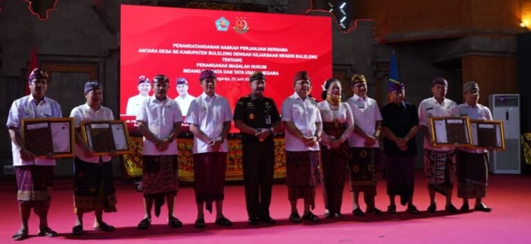 enandatanganan Naskah Perjanjian Bersama antara pemerintah desa se-Kabupaten Buleleng dengan Kejaksaan Negeri (Kejari) Buleleng terkait Penanganan Masalah Hukum Bidang Perdata dan Tata Usaha Negara yang berlangsung di Gedung Gde Manik Singaraja, Kamis 25 Juni 2026.
