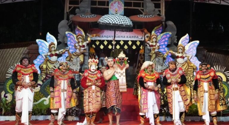 Duta Kabupaten Badung menghadirkan pementasan Topeng Suluh dalam ajang Rekasadana (Pergelaran) Kesenian Khas Kabupaten pada Pesta Kesenian Bali (PKB) XLVIII Tahun 2026 di Kalangan Ratna Kanda, Taman Budaya Art Center Denpasar, Jumat 26 Juni 2026.