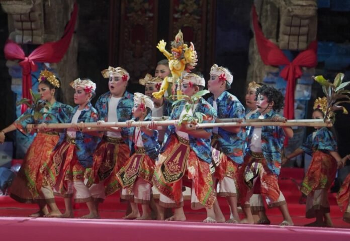Penampilan Duta Kabupaten Badung pada ajang Utsawa atau Parade Gong Kebyar Anak-anak dalam rangkaian Pesta Kesenian Bali (PKB) XLVIII Tahun 2026 mendapat sambutan hangat dari ribuan penonton yang memadati Panggung Terbuka Ardha Candra, Art Center Denpasar, Jumat 26 Juni 2026.
