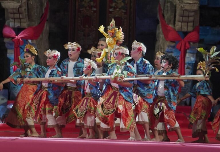 Penampilan Duta Kabupaten Badung pada ajang Utsawa atau Parade Gong Kebyar Anak-anak dalam rangkaian Pesta Kesenian Bali (PKB) XLVIII Tahun 2026 mendapat sambutan hangat dari ribuan penonton yang memadati Panggung Terbuka Ardha Candra, Art Center Denpasar, Jumat 26 Juni 2026.
