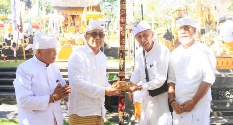 Wali Kota Denpasar, I Gusti Ngurah Jaya Negara dalam kesempatan menghadiri Bakthi Pujawali Padudusan Alit di Pura Luhur Candi Narmada pada Senin (29/6/2026)