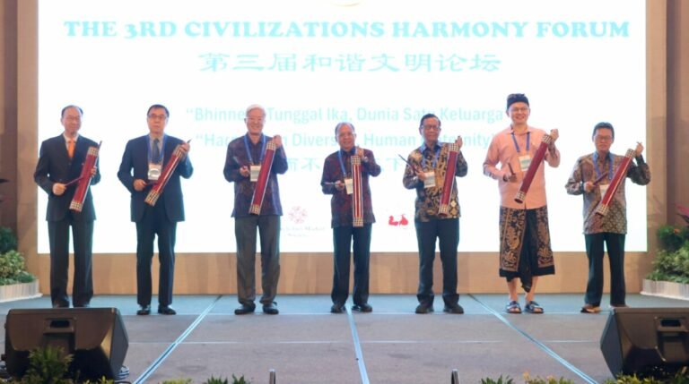 Gubernur Bali Wayan Koster membacakan sambutan Presiden ke-5 RI sekaligus Ketua Dewan Pengarah BPIP Megawati Soekarnoputri dalam pembukaan The 3rd World Civilizations Harmony Forum yang digelar di Hotel Renaissance Bali Uluwatu, Badung, Senin 29 Juni 2026.