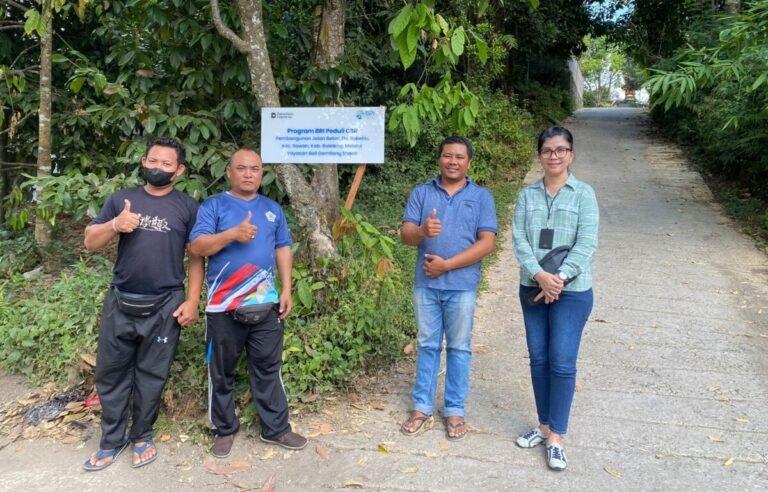 BRI melalui program TJSL membangun jalan beton di Desa Bebetin, Buleleng, untuk meningkatkan akses petani dan memperkuat ekonomi masyarakat desa.