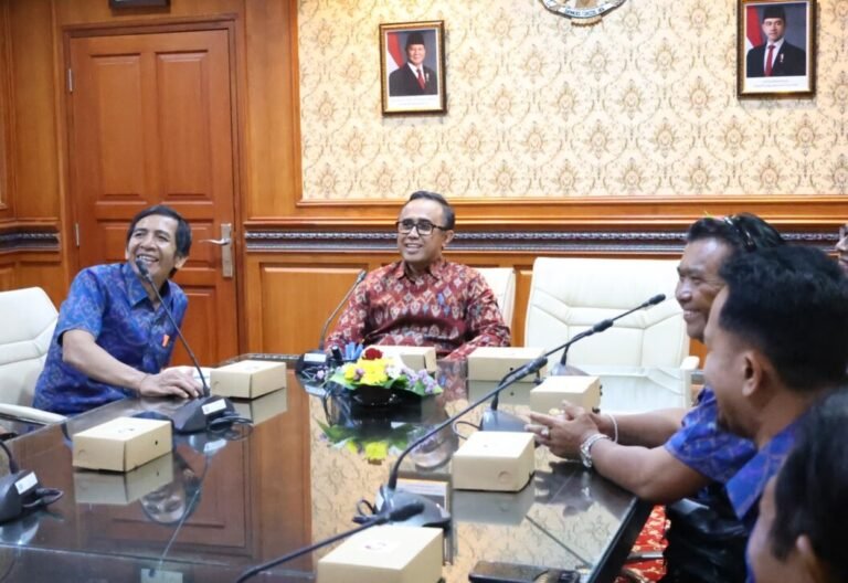 Walikota Denpasar, IGN Jaya Negara saat melepas secara resmi kontingen Kelompok Tani Nelayan Andalan (KTNA) Kota Denpasar yang akan berlaga mewakili Provinsi Bali di Pekan Nasional (Penas) XVII Tahun 2026 di Kantor Walikota Denpasar, Jumat (19/6/2026).