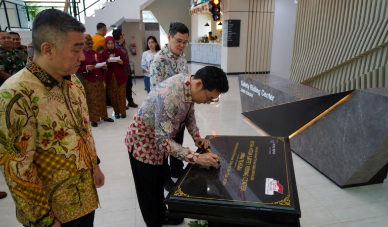 Chief Executive Astra Motor, Robien Tony (tengah) menandatangi Prasasti Peresmian Astra Motor Safety Riding Center Jawa Tengah didampingi oleh Chief Operating Officer Astra Motor Budi Astono (kiri) dan Region Head Astra Motor Jawa Tengah Budi Yanto (kanan) pada Rabu 15 Juli 2026. Peresmian gedung ini sejalan dengan komitmen Astra Motor dalam kontribusi aktif edukasi keselamatan berkendara di Jawa Tengah