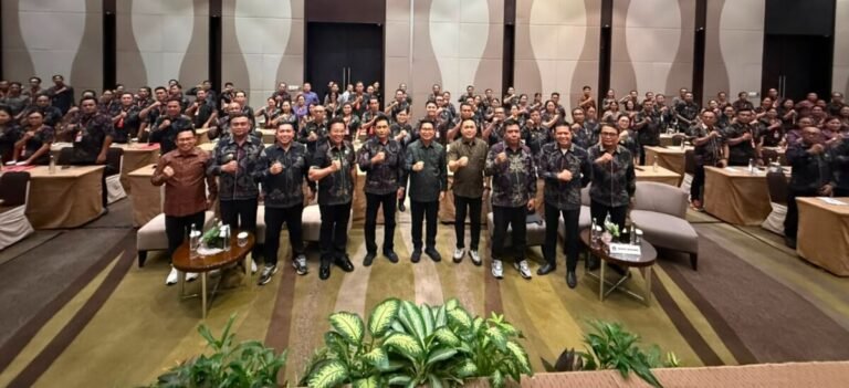 Bupati Adi Arnawa menutup sekaligus memberikan arahan saat kegiatan Bimtek Pengelolaan Keuangan Desa Berbasis Aplikasi bagi Aparatur Desa se-Kabupaten Badung di Ballroom Hotel Santika, Jalan Hayam Wuruk, Jakarta, Jumat (17/7).