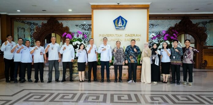 Sekda Surya Suamba saat menerima audiensi Ketua Dewan Pengawas KPK, H. Gusrizal di Ruang Pertemuan Nayaka Gosana I, Puspem Badung, Rabu (15/7).