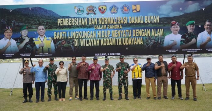 Bupati Buleleng, I Nyoman Sutjidra, menghadiri kegiatan Pembersihan dan Normalisasi Danau Buyan dalam rangka Bakti Lingkungan Hidup Menyatu dengan Alam yang digelar di kawasan Danau Buyan, Senin 27 Juli 2026.
