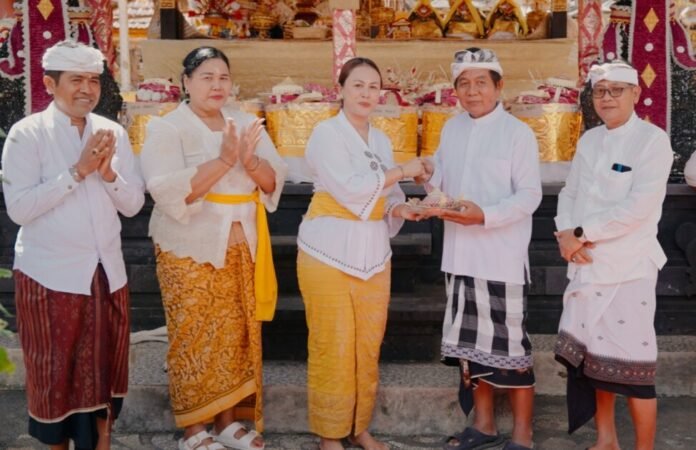 Kabupaten Badung kembali menunjukkan komitmennya dalam mendukung pelestarian adat, agama, dan budaya melalui kehadiran Ketua Wanita Hindu Dharma Indonesia (WHDI) Kabupaten Badung, Yunita Alit Sucipta, pada pelaksanaan Karya Melaspas dan Mecaru Pedudusan Alit di Pura Gunung Sari, Banjar Tanggayuda, Desa Bongkasa, Kecamatan Abiansemal, Jumat 17 Juli 2026.