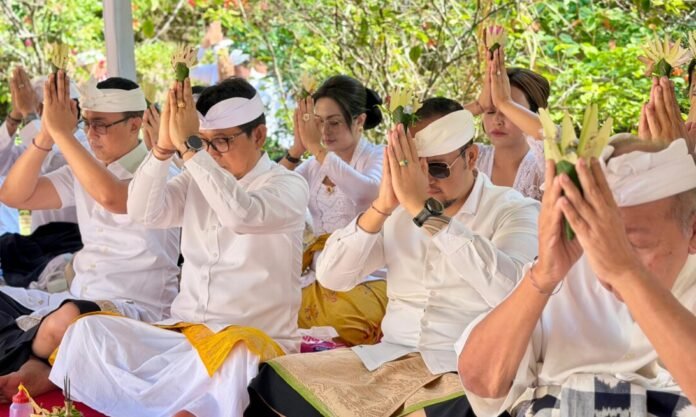 Rangkaian Pujawali Pedudusan Agung di Pura Luhur Uluwatu memasuki salah satu prosesi penting dengan digelarnya Upacara Tawur Balik Sumpah Agung (Catur Niri) di Nista Mandala kawasan suci tersebut, Jumat 3 Juli 2026.