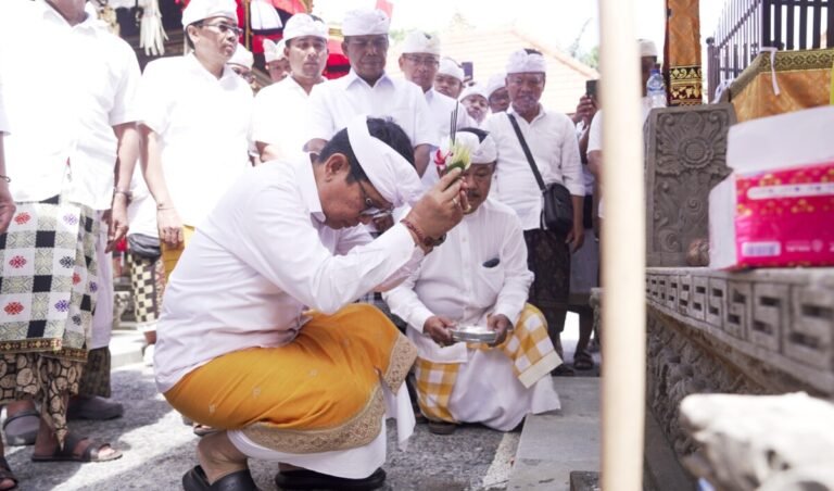 Bupati Badung I Wayan Adi Arnawa menghadiri rangkaian Karya Melaspas, Mecaru, Mendem Pedagingan, Pedudusan Alit, serta Ngelinggihan di Pura Gede Batur, Banjar Pengembungan, Desa Pererenan, Kecamatan Mengwi, Rabu 29 Juli 2026.