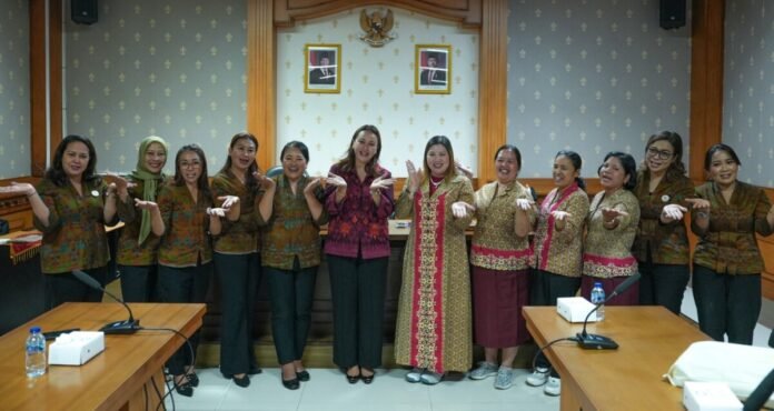 Ketua GOW Badung, Ny. Yunita Alit Sucipta saat menerima kunjungan kerja GOW Kabupaten Sekadau, Kalimantan Barat, di Sekretariat Balai Budaya Lantai III, Pusat Pemerintahan (Puspem) Badung, Senin (6/7).